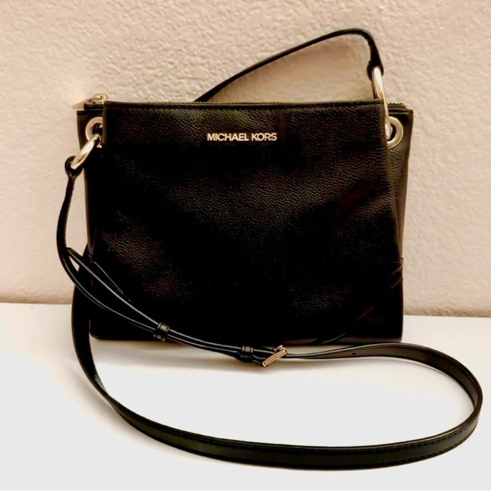 SOLD 🛑Michael Kors Pebbled Leather Crossbody Bag